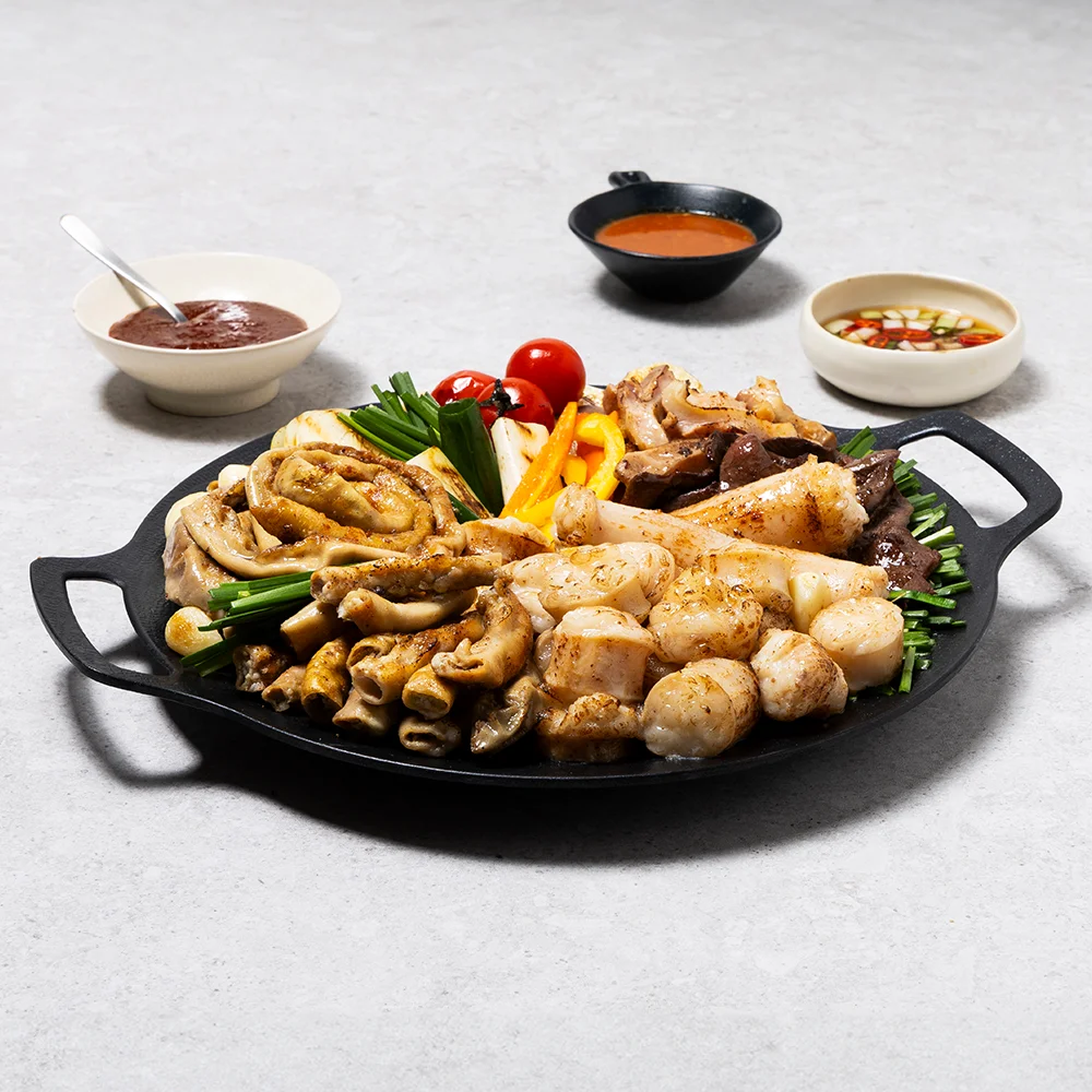 정갈하게 차린 맛도깨비 모듬 구이와 세 가지 소스